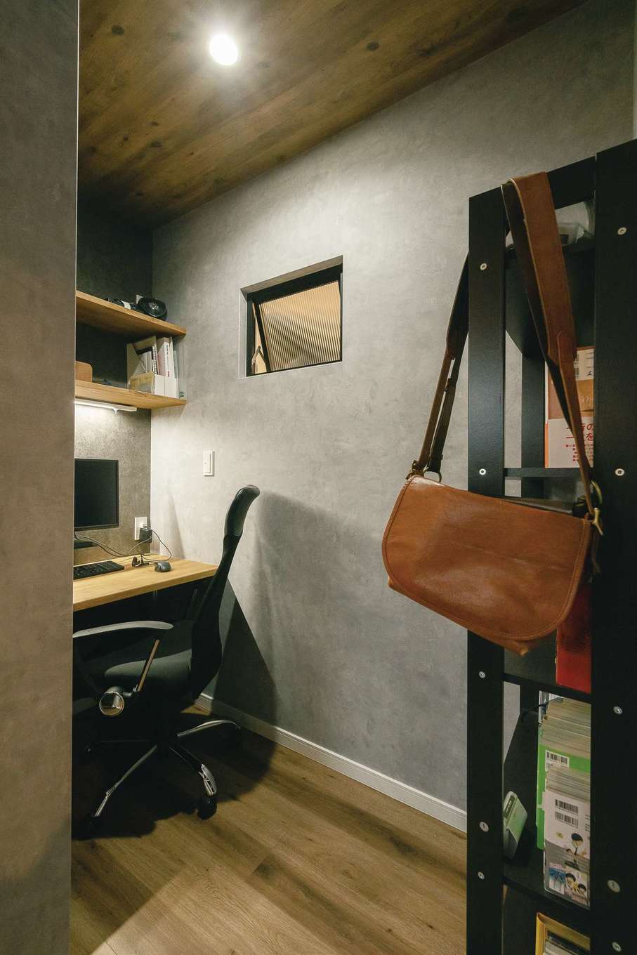 三和建設【デザイン住宅、子育て、間取り】奥さまのすすめで、1階の主寝室内に設けたご主人の書斎。「リモートワークやオンライン会議もあるので、本当に助かっています」