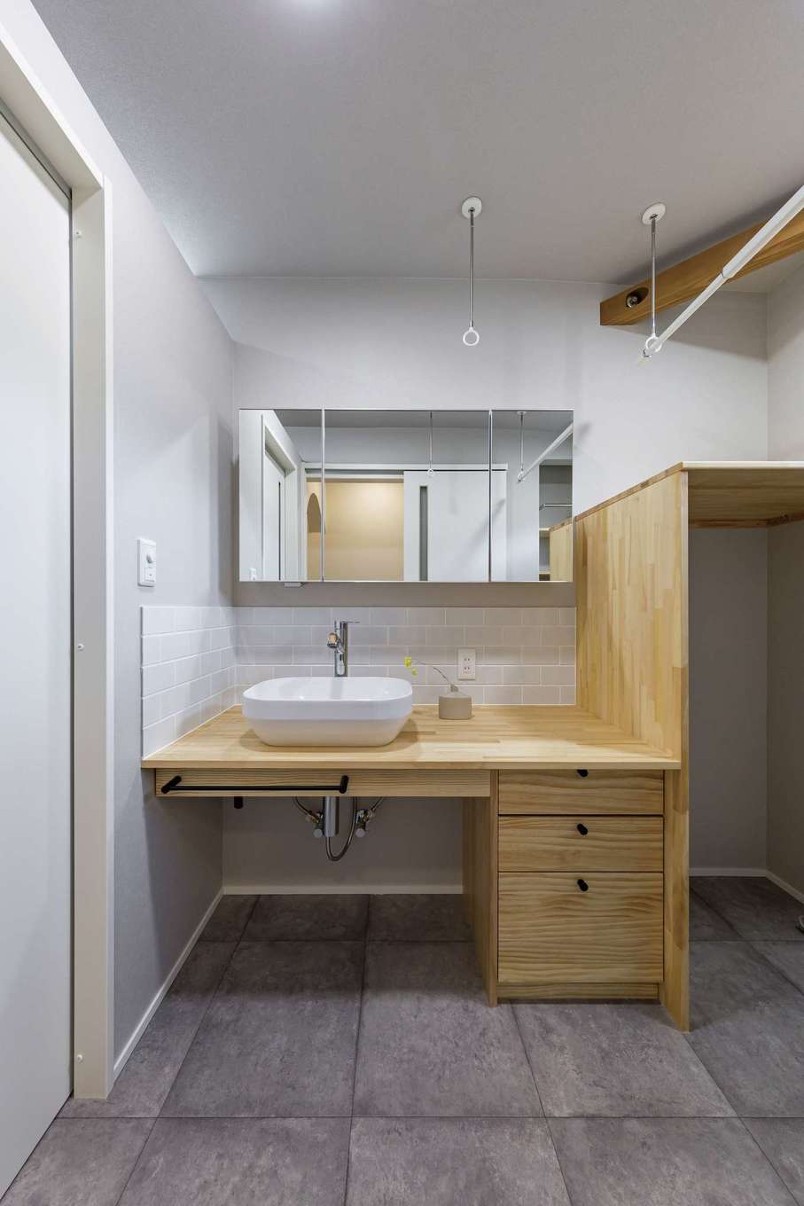 Gate air house/阿部住宅【デザイン住宅、省エネ、間取り】ゆったりとしたランドリールーム。脱衣室と洗面室を分けたことで、誰かが入浴中でも歯磨きや洗面ができる