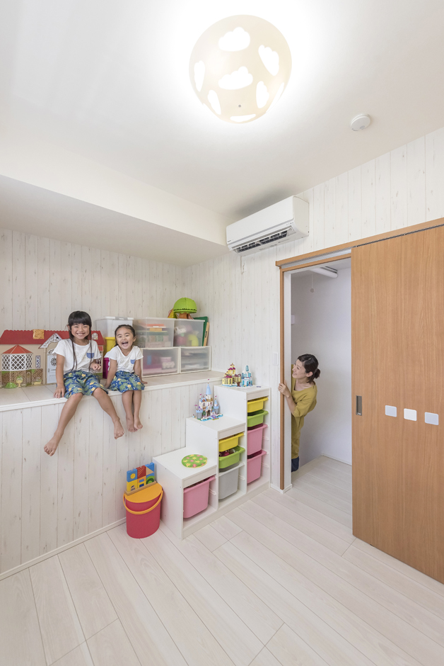 住起産業（アキュラホーム三島中店）【二世帯住宅、狭小住宅、屋上バルコニー】小屋裏を利用した収納がある子ども部屋。部屋の中の高低差は、今は子どもたちの格好の遊び場として活躍。ゆくゆくはロールスクリーンなどで仕切り、洋服や習い事の道具などを収納できる