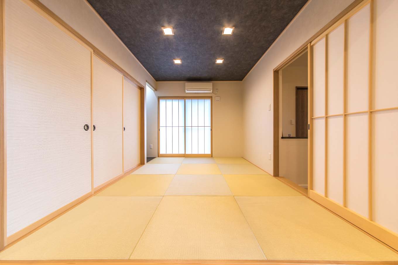 KOUBOU STYLE 建築工房相良（FPの家）【デザイン住宅、収納力、平屋】リビングから小上がりで繋がる和室。玄関側にも出入り口を設けているので、リビングを通さずに来客を案内することもできる