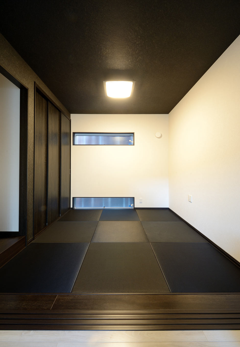 DISTANCE 野本建築【省エネ、間取り、スキップフロア】黒と白のみの配色でまとめたモダン和室