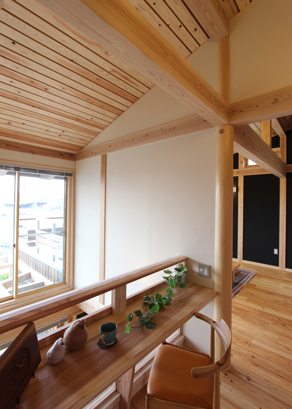 アクトホーム【自然素材、省エネ、建築家】2階ホールは吹き抜けと繋がっている