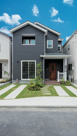 古き良き時代の建物がもつ味わいに、適度なモダン感をブレン ド。玄関ポーチはウッドデッキ調に仕上げている