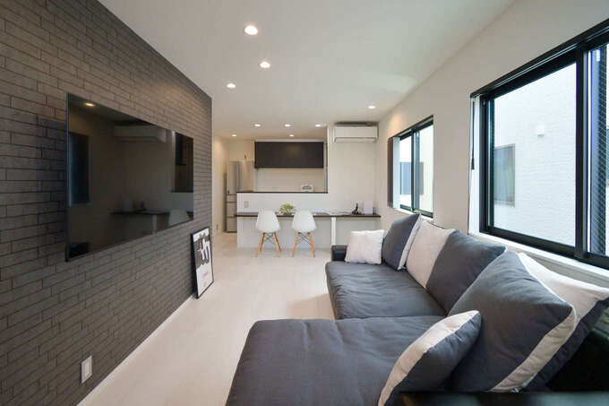 ダイニングテーブルを備え付けのカウンターにすることで、リビングに大型ソファを置いてもゆったり広々