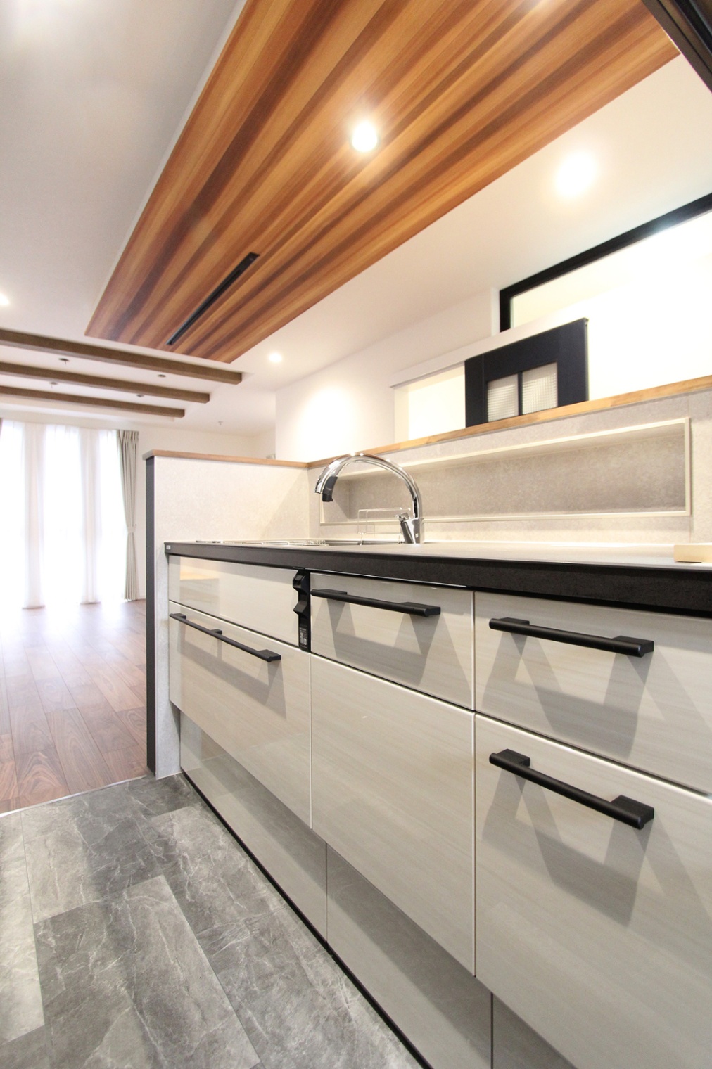 ナイスホーム｜キッチンカウンターは通常よりも少し高めにデザインし、キッチンの中が見えないように工夫した