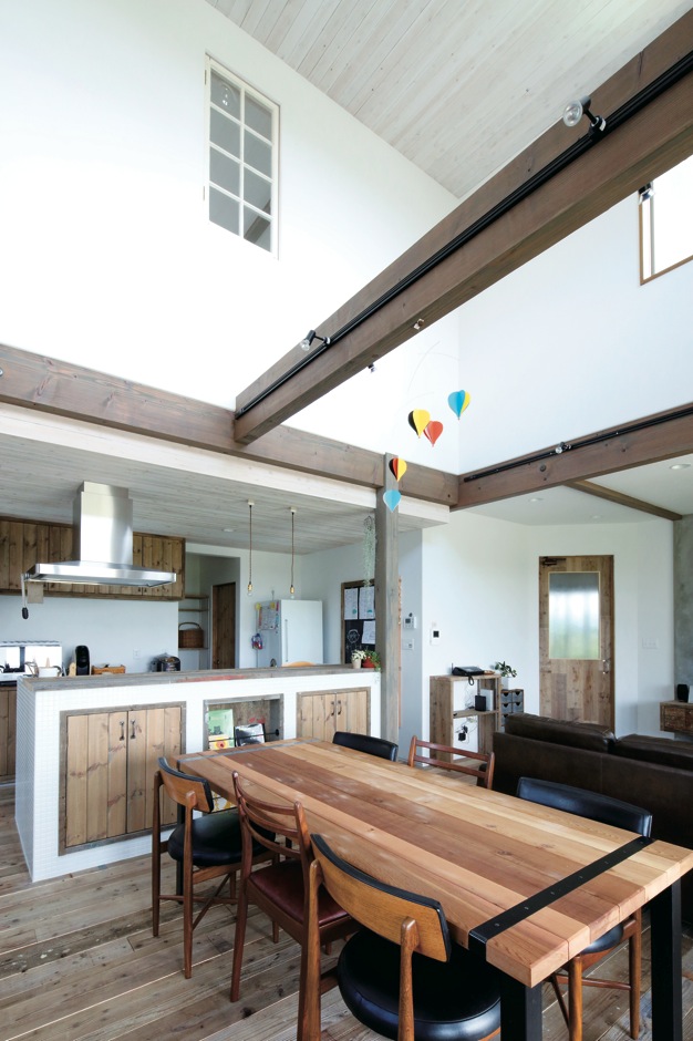 富士ホームズデザイン【デザイン住宅、自然素材、インテリア】古材板を天面に張ったキッチンカウンターはアンティークカフェのイメージで造作。『ラ シュエット フジ』にオーダーしたダイニングテーブルに、アメリカンアンティークの椅子を合わせた