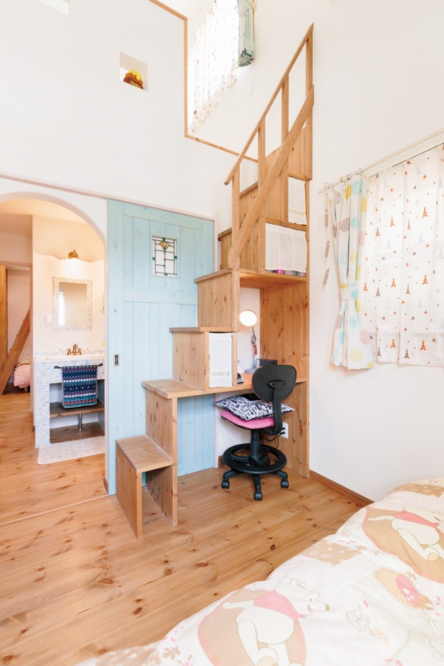 富士ホームズデザイン【デザイン住宅、子育て、間取り】収納と勉強机を兼ねた子ども部屋の階段は『富士ホームズ』で建てた施工例を参考にした