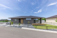 現代美と自然調和、平屋暮らしの理想形