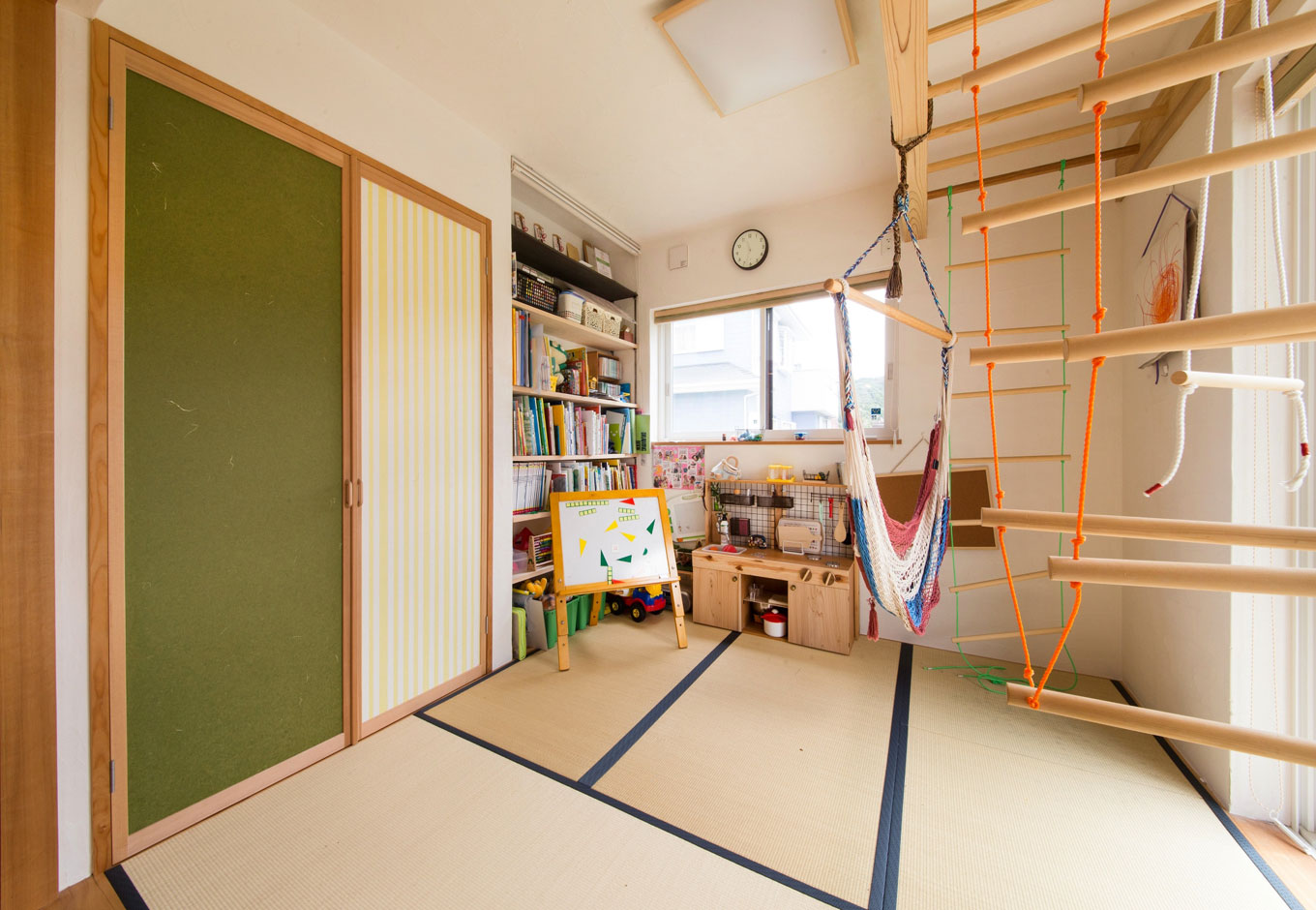 アイジースタイルハウス【子育て、輸入住宅、自然素材】和室は子どもたちのプレイルームとして活用。落ち着いて読書もよし、仲良くおままごともよし、縄はしごでアクティブに遊ぶのもよし
