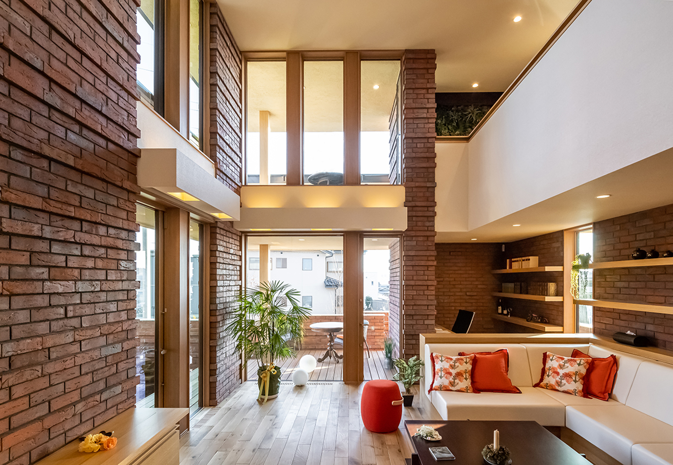 住宅工房 アリアンス【富士市伝法2001-35・モデルハウス】地平線を思わせるような直線の清々しさと、それをやさしく包み込む光・影・空気が絶妙なバランスで整えられたリビング。一日の時間帯によって、または季節によって、一番好きな場所が変わるほど表情豊かな空間と吹抜けの存在感が住まう人の心を豊かに育ててくれる