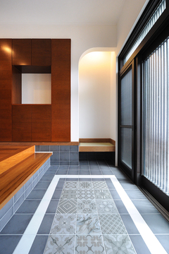 ケヤキとタイルで構成された高級感あふれる玄関