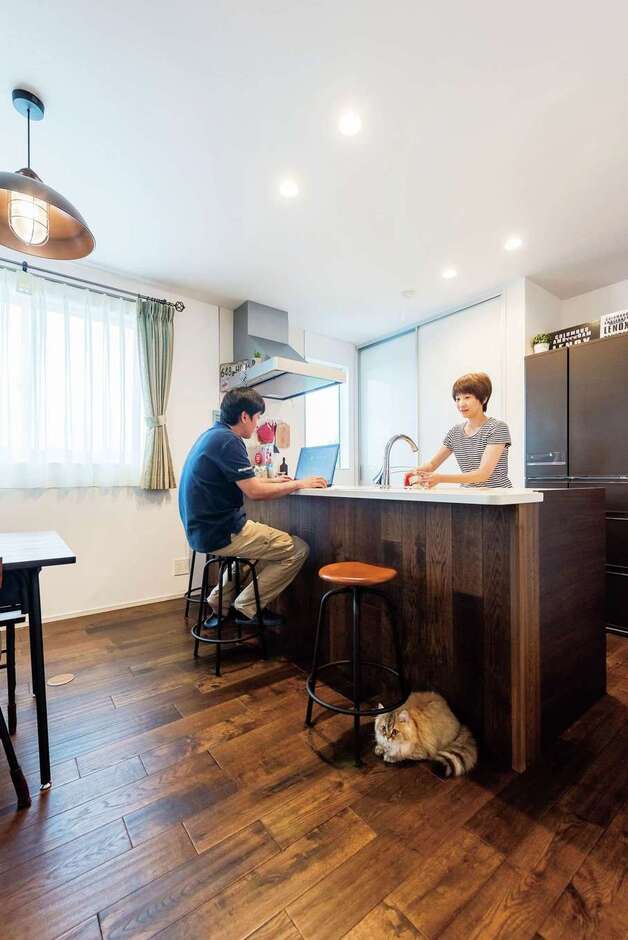 『納得』オリジナルの無垢の床「FREDDY」をキッチンのキャビネットにも使い、統一感を出した。奥行きのあるカウンターは忙しい朝食時に大活躍。夜は夫婦水いらずでお酒を楽しむバーカウンターにもなる