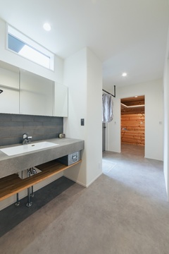 中庭からの日の光で普通なら暗くなりがちな水廻りも気持ちがいい明るさに　造作洗面台もとてもすっきりでモダンな雰囲気