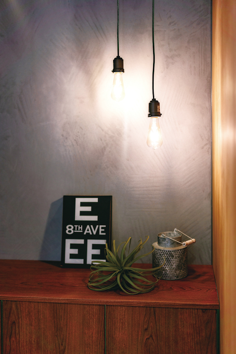 住家 JYUKA【デザイン住宅、間取り、建築家】玄関はペンダントライトに浮かぶ塗り壁の表情が印象的