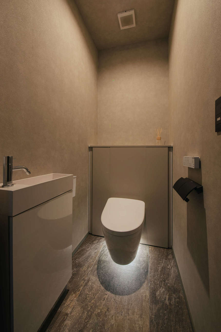 チェックハウスプラス浜松【建築家、平屋、ガレージ】フロートタイプのトイレは床掃除がラクラク