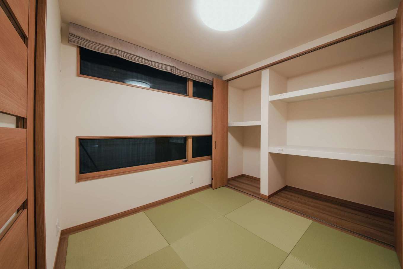 未来創建【二世帯住宅、省エネ、間取り】奥さまの個室。プライバシーを確保するために、日当たりのいい南面でありながらスリットの窓を採用した。使い勝手のいい収納棚は造作