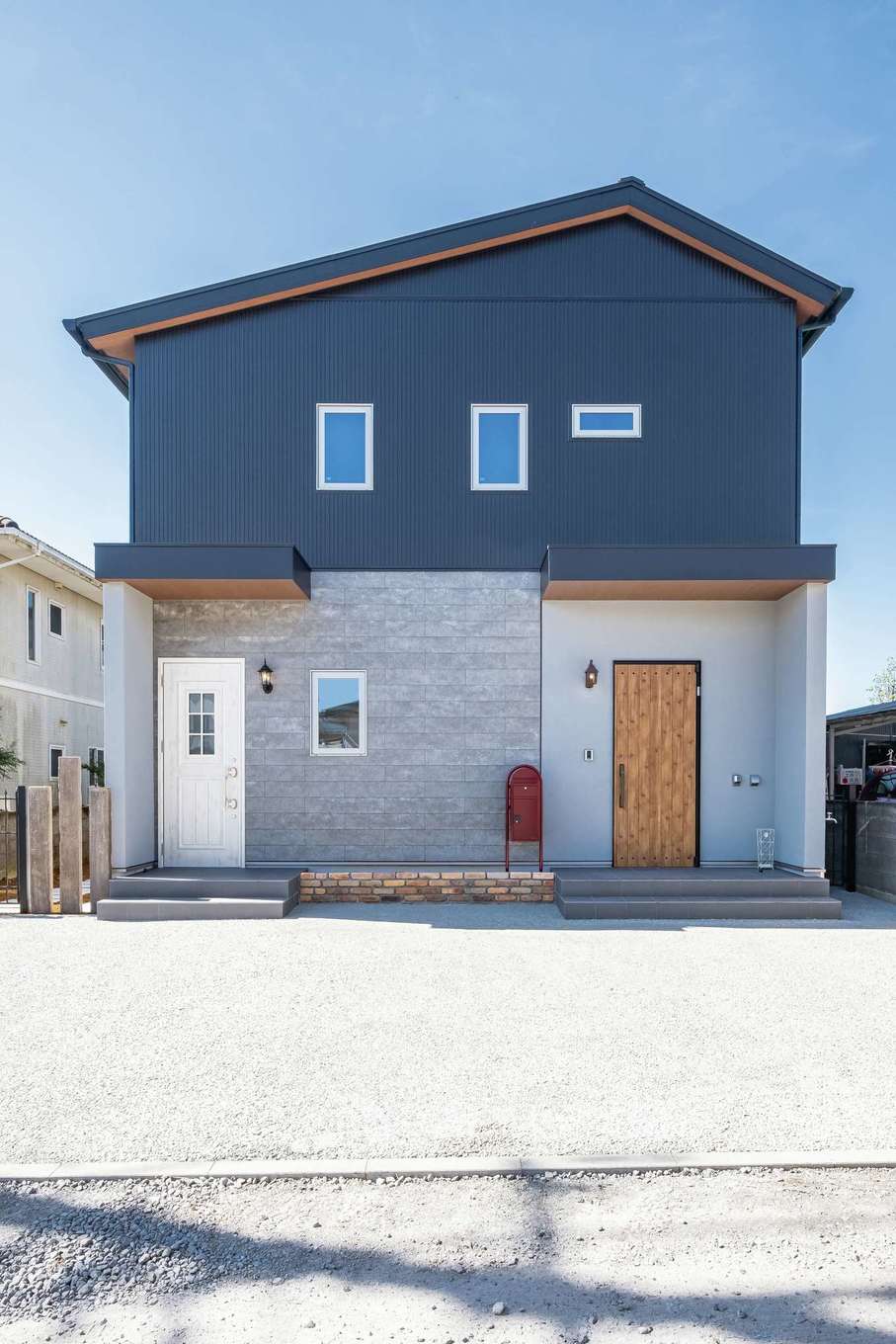 永建 -EIKEN-【デザイン住宅、省エネ、間取り】ツートンカラーが空に映える外観。向かって左が奥さまのアトリエで、右手が玄関