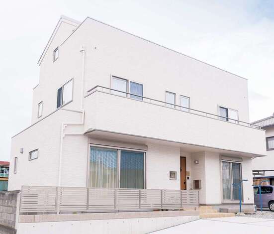 平屋から2階建てになり、南向きの窓から充分な陽の光を取り込む