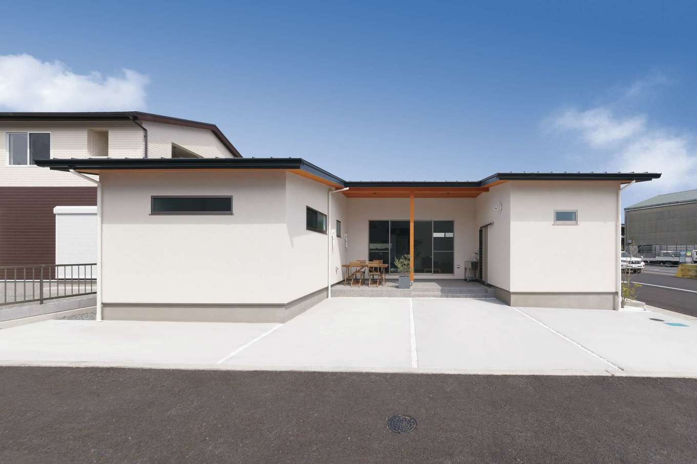 フジモクの家（富士木材）【自然素材、間取り、平屋】54坪の土地に建てた25坪の平屋。4台分の駐車場も確保した