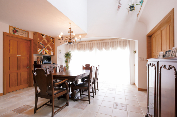 タイルが敷き詰められたダイニング。主役は重厚感たっぷりのテーブルセット