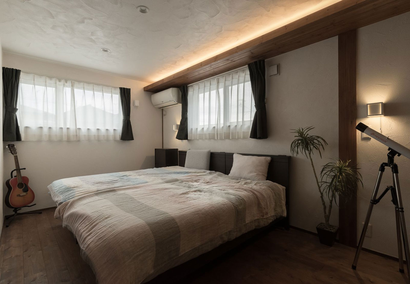 アイジースタイルハウス【デザイン住宅、高級住宅、ガレージ】ほどよい間接照明に心安らぐベッドルーム。凹凸を残した漆喰の天井がブルックリンの無骨感を演出