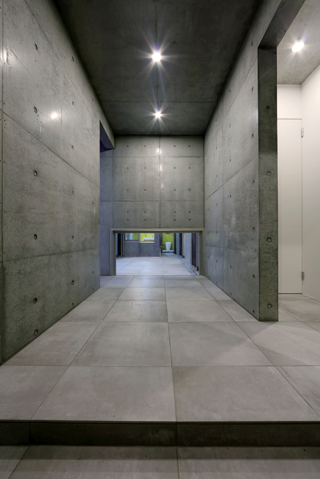 BAUM HOME（岩崎工務店）【デザイン住宅、平屋、鉄骨鉄筋コンクリート構造】無機質なデザインが美しいエントランスに、家庭訪問で訪れた先生もびっくり。右に進むとプライベートゾーン、左がパブリックゾーンにわかれている