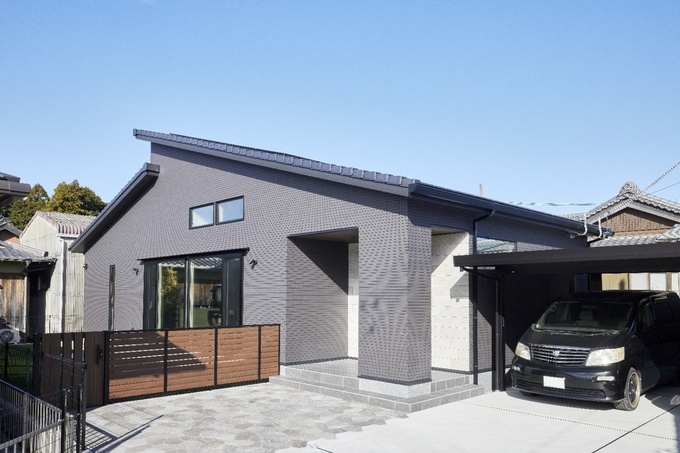 グレーのタイルを外観に取り入れ、玄関には大判タイルをアクセントとして使ったモダンな平屋。洗練されたデザインで、シンプルながらも印象的な外観が魅力。