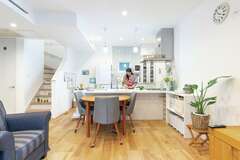 ダイニングセット、テレビボード、ソファなどの家具は同社のショップでセレクト。雰囲気にマッチするインテリアが提案され、気に入ったものを採用した