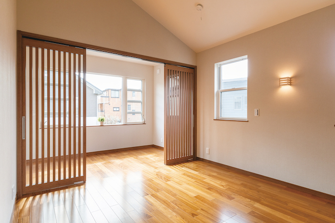 寝室にはサンルームを完備。機能性はもちろんのこと、くつろぎの空間としても活躍する