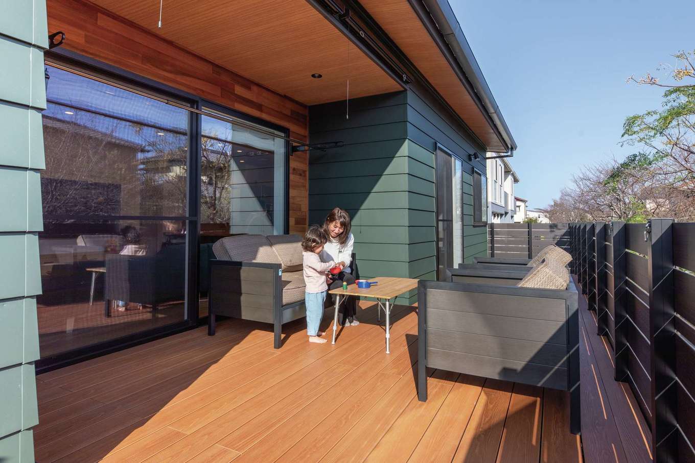 KUREKEN HAUS（榑林建設）【デザイン住宅、省エネ、間取り】通りから視線が届かないので、リラックスした時間を過ごせる。春には小川沿いの桜並木が満開に