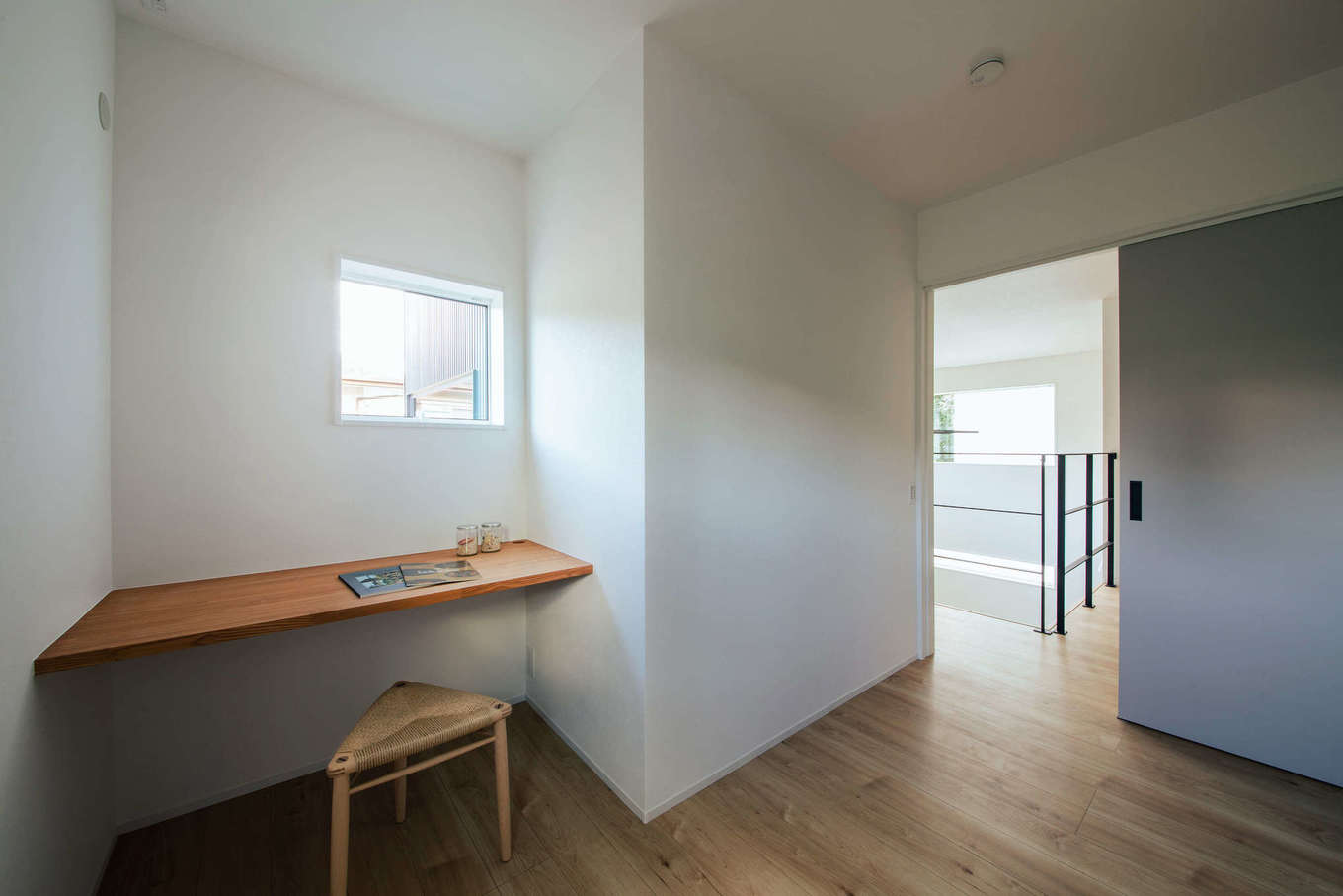 DAITOKU（大得工務店）【デザイン住宅、省エネ、間取り】スタディーカウンターを造作した子ども部屋。あえてコンパクトにすることで、自然と1階のリビングに家族が集まるように設計