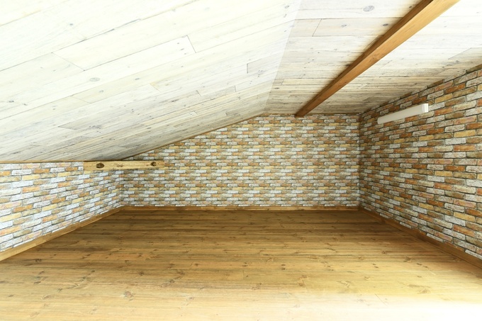 コンパクトながらも機能的なロフトスペース。レンガ調の壁がアクセントとなり、温かみのあるインテリア