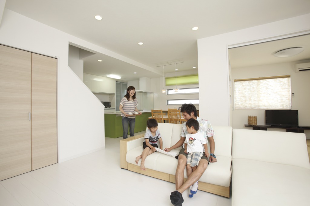 未来創建【趣味、間取り、ガレージ】リビング階段や和室コーナーなどともつながっている。階段下には収納を設けて物が少ないすっきりとした空間に。