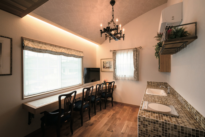 2階・回廊の一部に設けたカウンターとミニキッチン。窓からの景色を眺めながら軽食や晩酌を楽しむこともできる