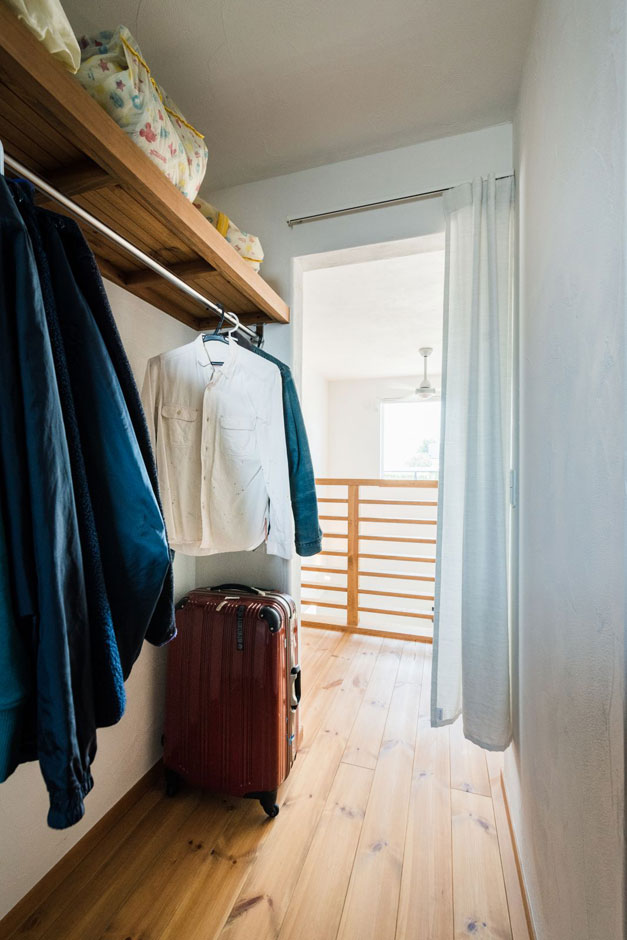 アイジースタイルハウス【デザイン住宅、自然素材、間取り】2階にある2.7畳のウォークインクローゼット。下がり壁で足元の段差もなく、使い勝手がよさそう