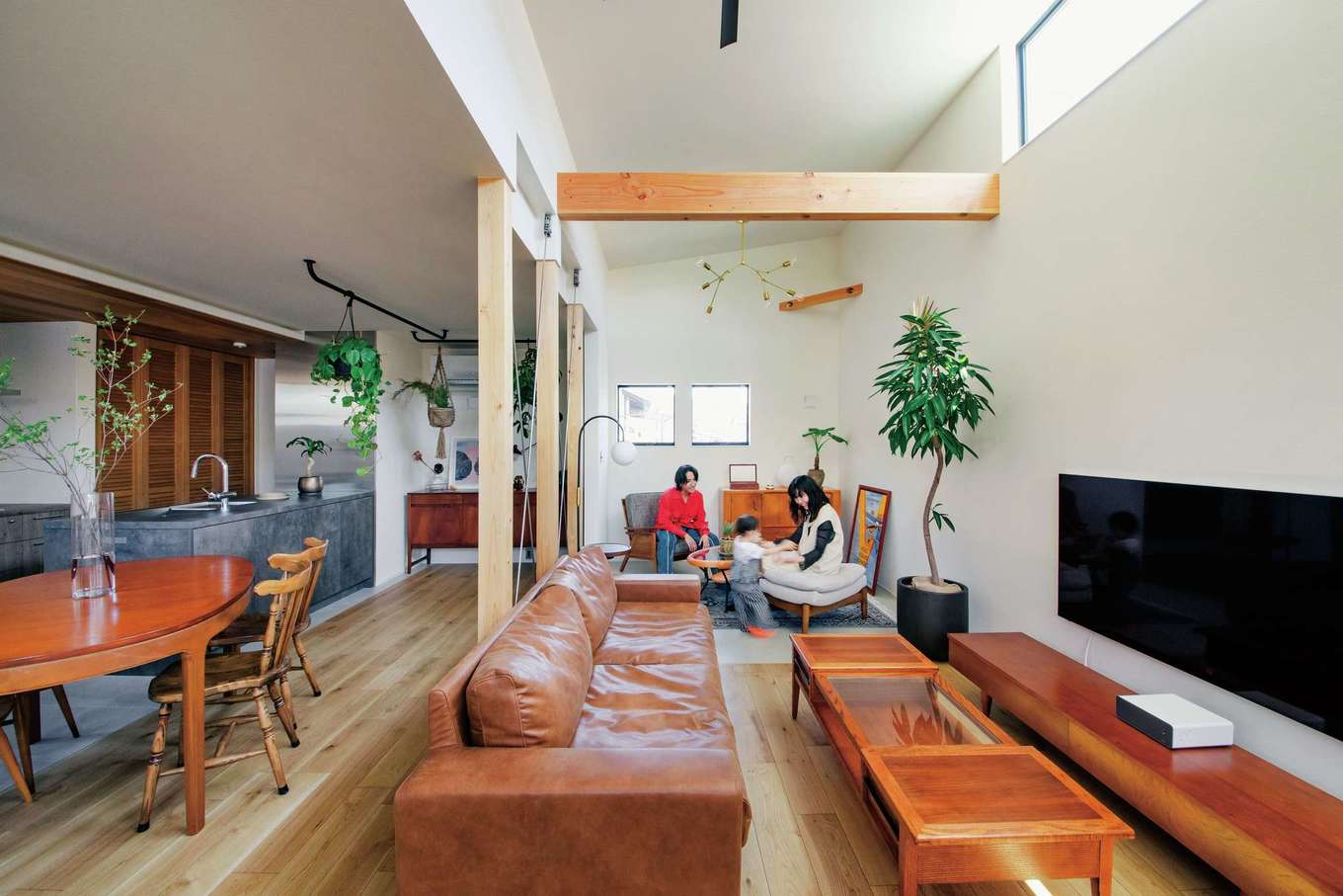 住家 JYUKA【デザイン住宅、間取り、インテリア】開放感に適度な洗練とナチュラルさをブレンド。お気に入りのショップで買い集めたミッドセンチュリーの家具がフィットする。愛犬・愛猫のため、床には傷がつきにくい素材を採用した