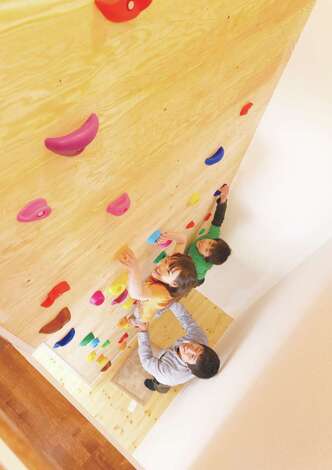 もとはパパの趣味だったボルダリングは子どもたちも夢中に。雨の日でもこれなら遊べる