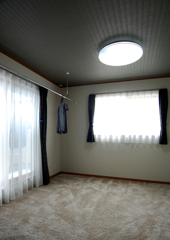 主寝室には室内物干しを設置