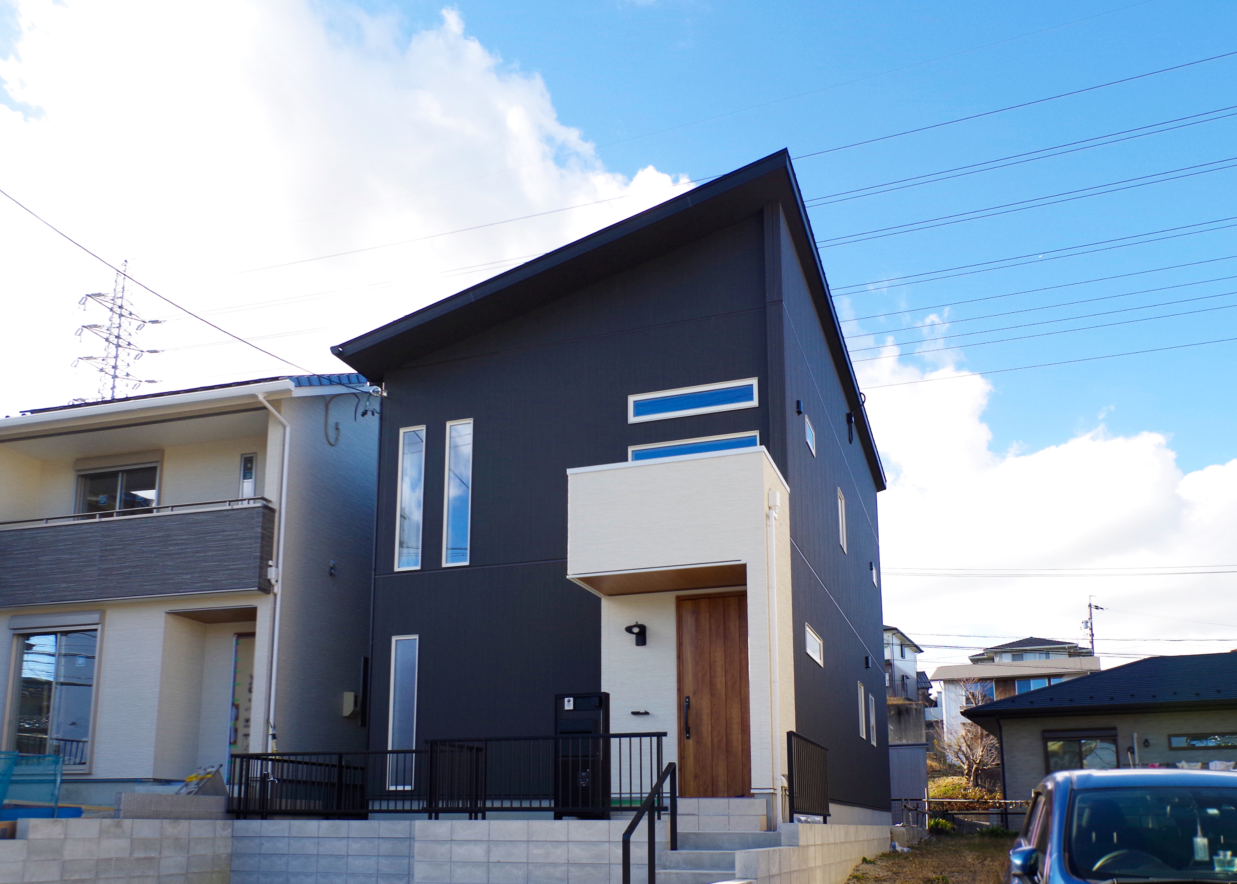 吉川住建【デザイン住宅、子育て、ペット】グレーのガルバリウムと白いサイディングがバランス良く調和した外観。大胆な片流れの屋根に9.45kWのソーラーパネルを搭載し、光熱費0円の暮らしを実現した