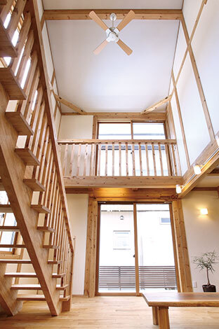 畳コーナーから吹き抜けを見上げる。スケルトンの階段と格子のキャットウォークがより開放感をもたらす