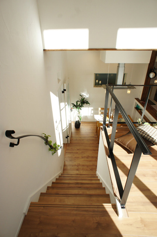 小野田産業～designers house project～【デザイン住宅、スキップフロア、インテリア】階段はアイアン手すりをつけて空間のアクセントに