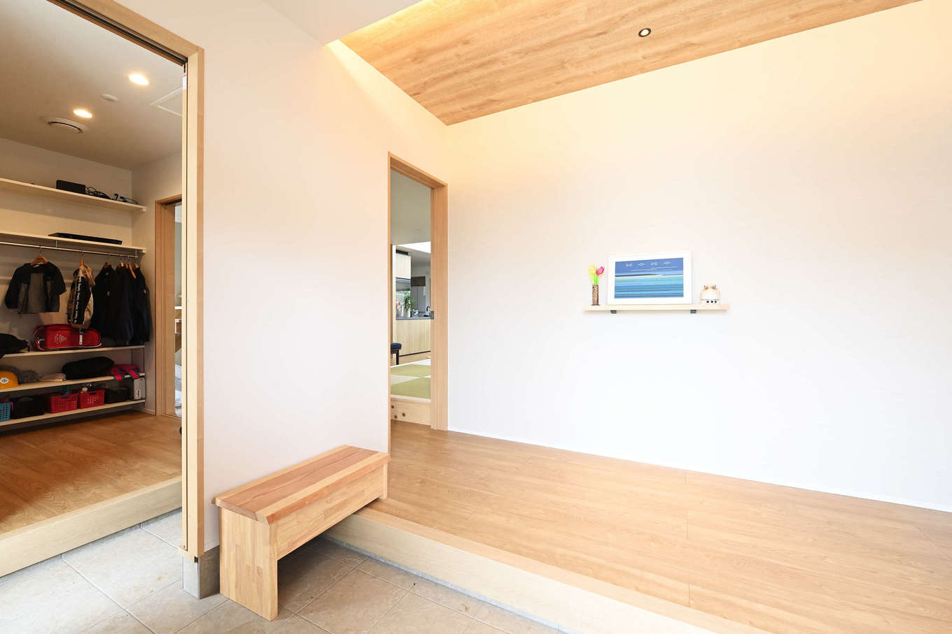 絆家（きずなや）【デザイン住宅、子育て、二世帯住宅】土間を横長に設けた玄関。来客用と家族用に分かれていて、家族用の玄関ホールには、靴や衣類、カバンなどをまとめてしまえる収納スペースを設けてある