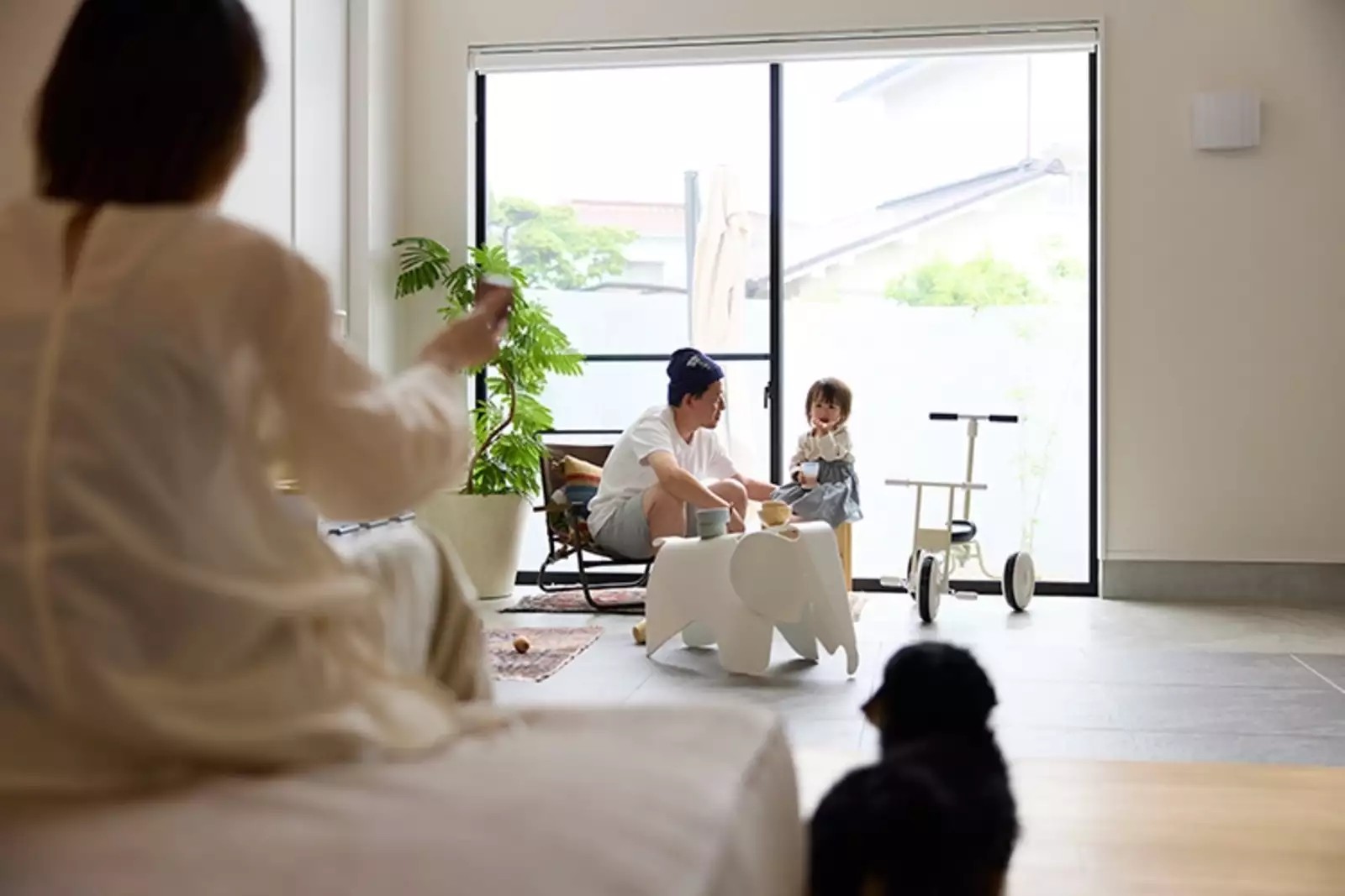 プライムライフ｜リビングスペースと土間は隣接したレイアウト。テレビを見ながらゆっくりしていても、土間のほうに自然と顔が向いてしまう。別々のことをしていても、同じ時間を過ごしているような自然な一体感。