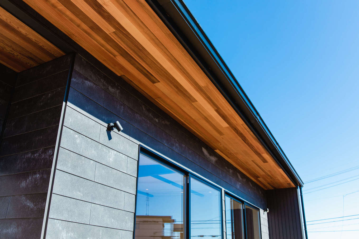 Select工房【デザイン住宅、間取り、平屋】軒天には木目が美しいレッドシダー材を採用