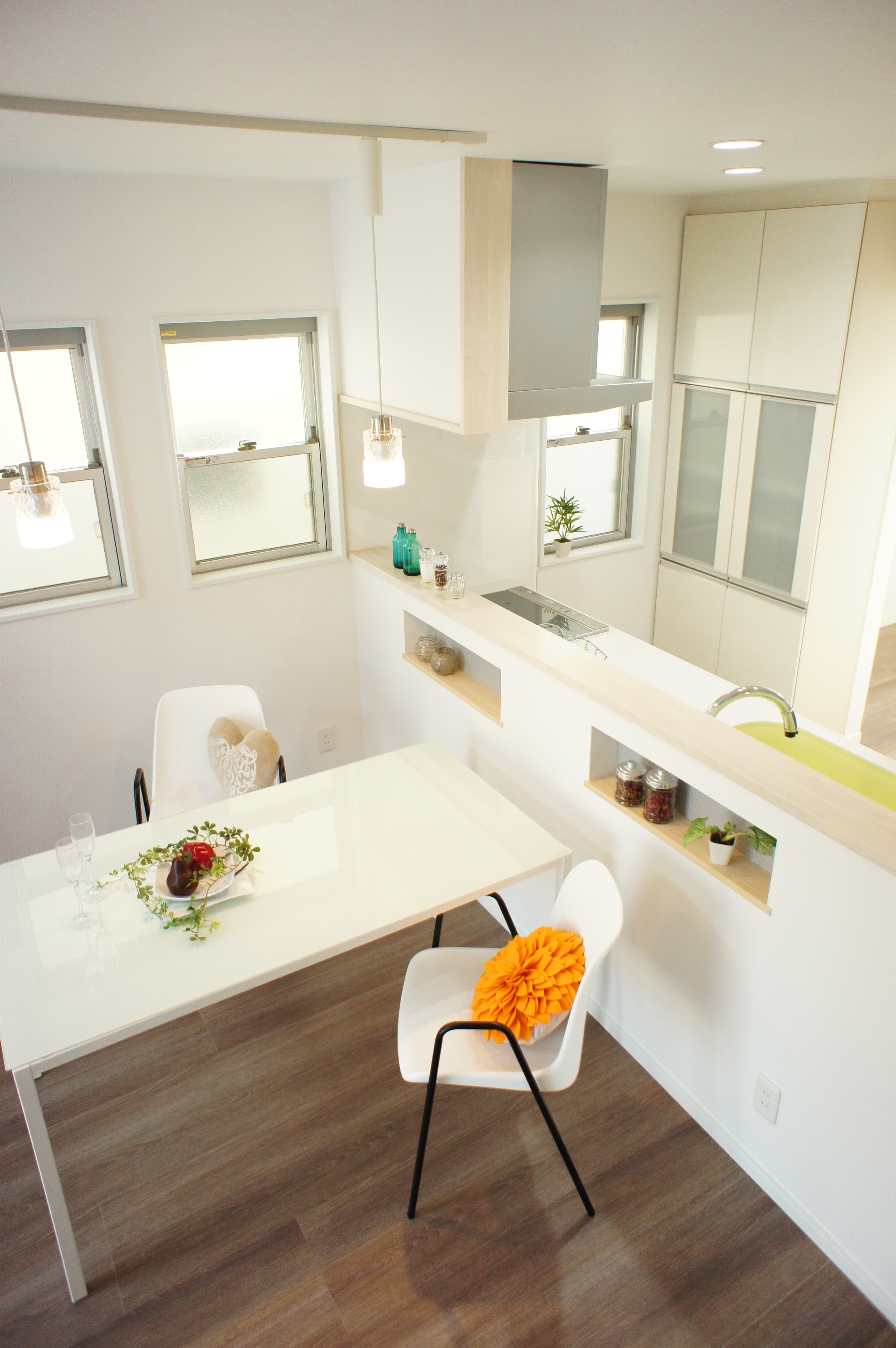 小野田産業～designers house project～｜明るく開放感のあるリビングダイニング。白を基調としたインテリアが、清潔感と広がりを演出。テーブルとイスのシンプルなデザインがモダンな印象を与える。