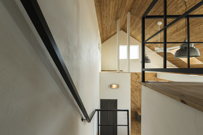 空間を引き締めるアイアンの手すり。ひとつながりで節がないことが上総さんのこだわり