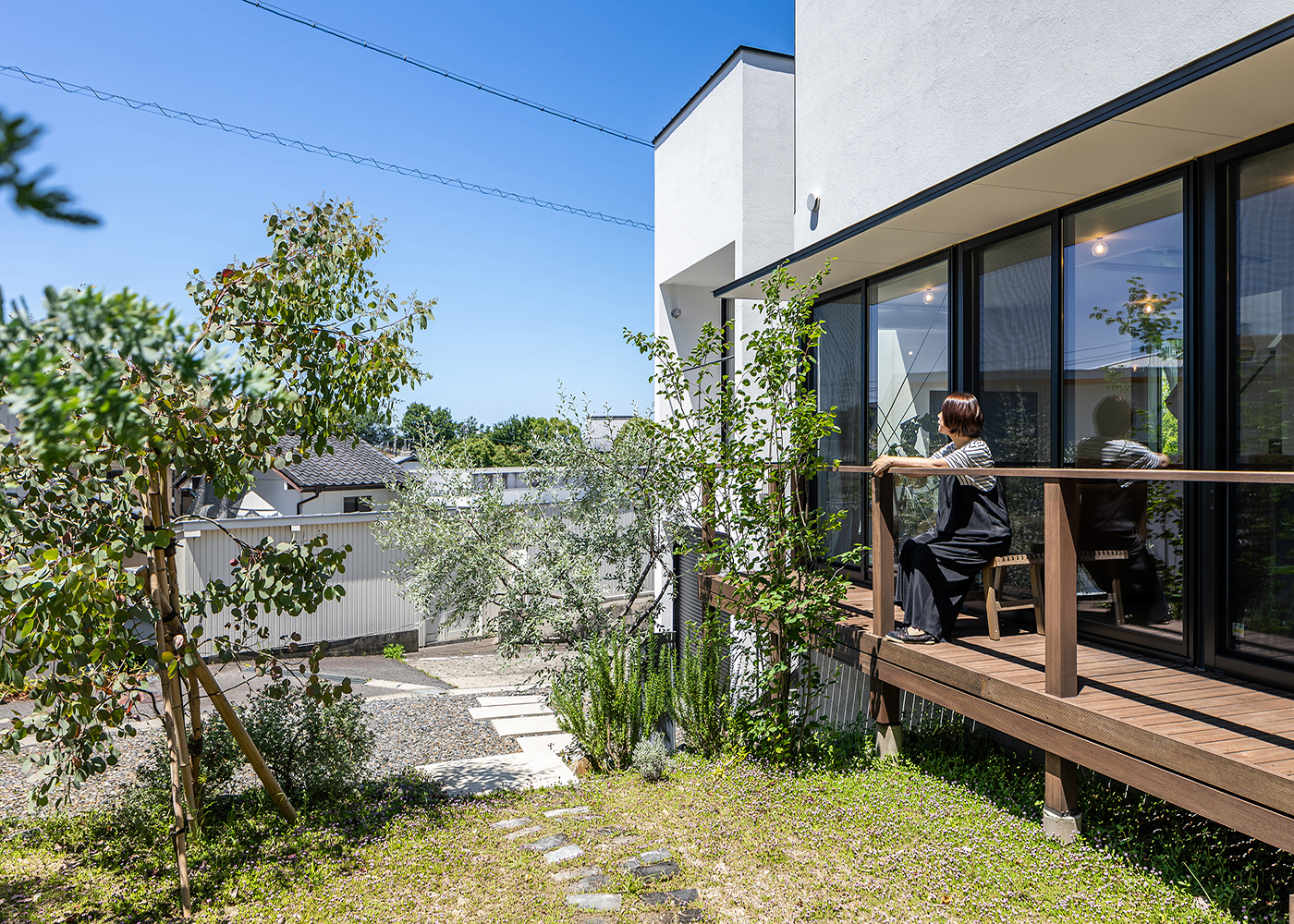 NATUREスペース【建築家、スキップフロア、ガレージ】LDKに面したテラスは特等席のような空間。のんびりと景色を眺めたり、仲間とバーベキューを楽しんだりなど自由に過ごせる