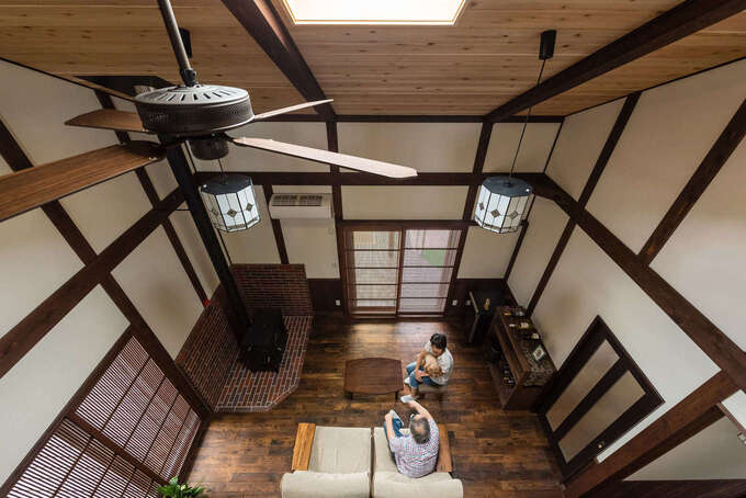 柱と梁は自然塗料で着色。大正浪漫風ステンドグラスが美しい。造作のワインラックにHさんも感激