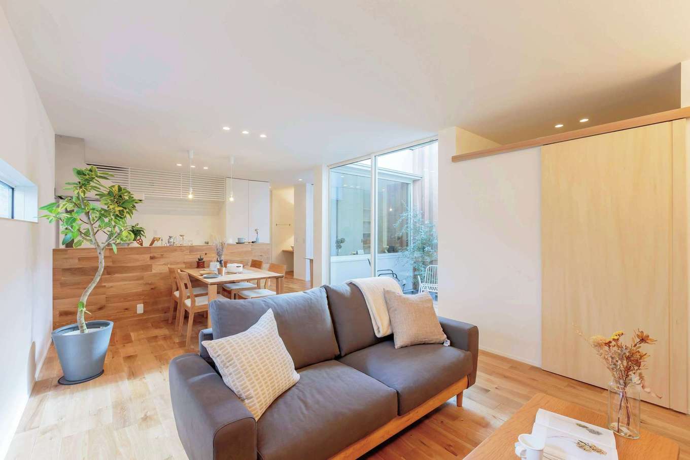 ARRCH アーチ【狭小住宅、建築家、平屋】無垢の質感が心地いいLDK。中庭に面して大開口を設けることで、光と風が家全体に行きわたる設計