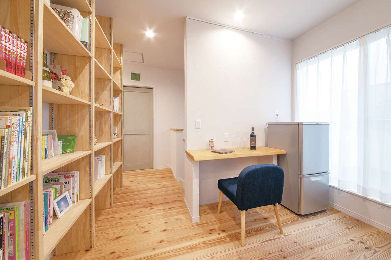 ほっと住まいる【自然素材、間取り、スキップフロア】夫婦でワインを楽しむファミリースペース